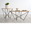 Mesa de centro o rincón de estilo nórdico de Kanem Mobiliario, con patas metal grafito y tapa de madera de roble.