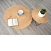 Mesa de centro o rincón de estilo nórdico de Kanem Mobiliario, con patas metal grafito y tapa de madera de roble.