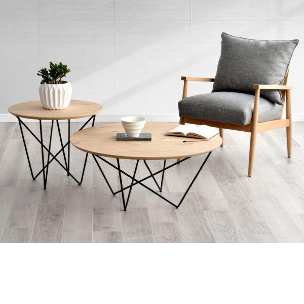 Mesa de centro o rincón de estilo nórdico de Kanem Mobiliario, con patas metal grafito y tapa de madera de roble.