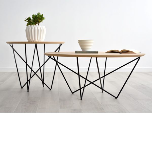 Mesa de centro o rincón de estilo nórdico de Kanem Mobiliario, con patas metal grafito y tapa de madera de roble.